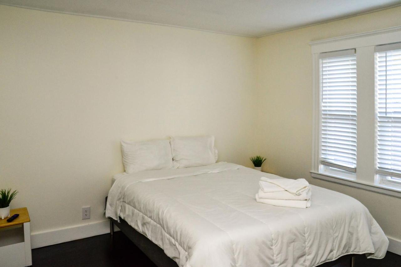 Modern Two Bedroom Condo - Boston Stoneham المظهر الخارجي الصورة