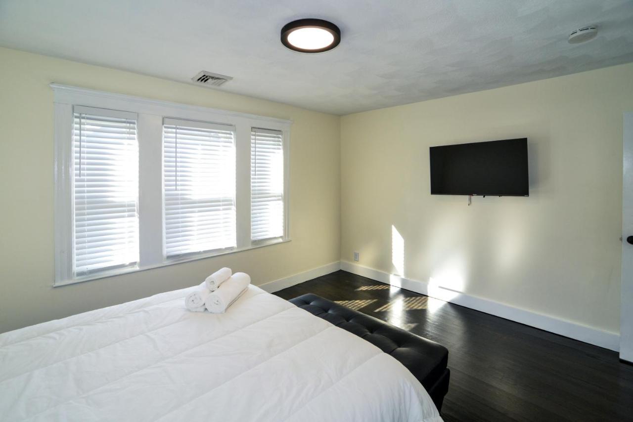 Modern Two Bedroom Condo - Boston Stoneham المظهر الخارجي الصورة