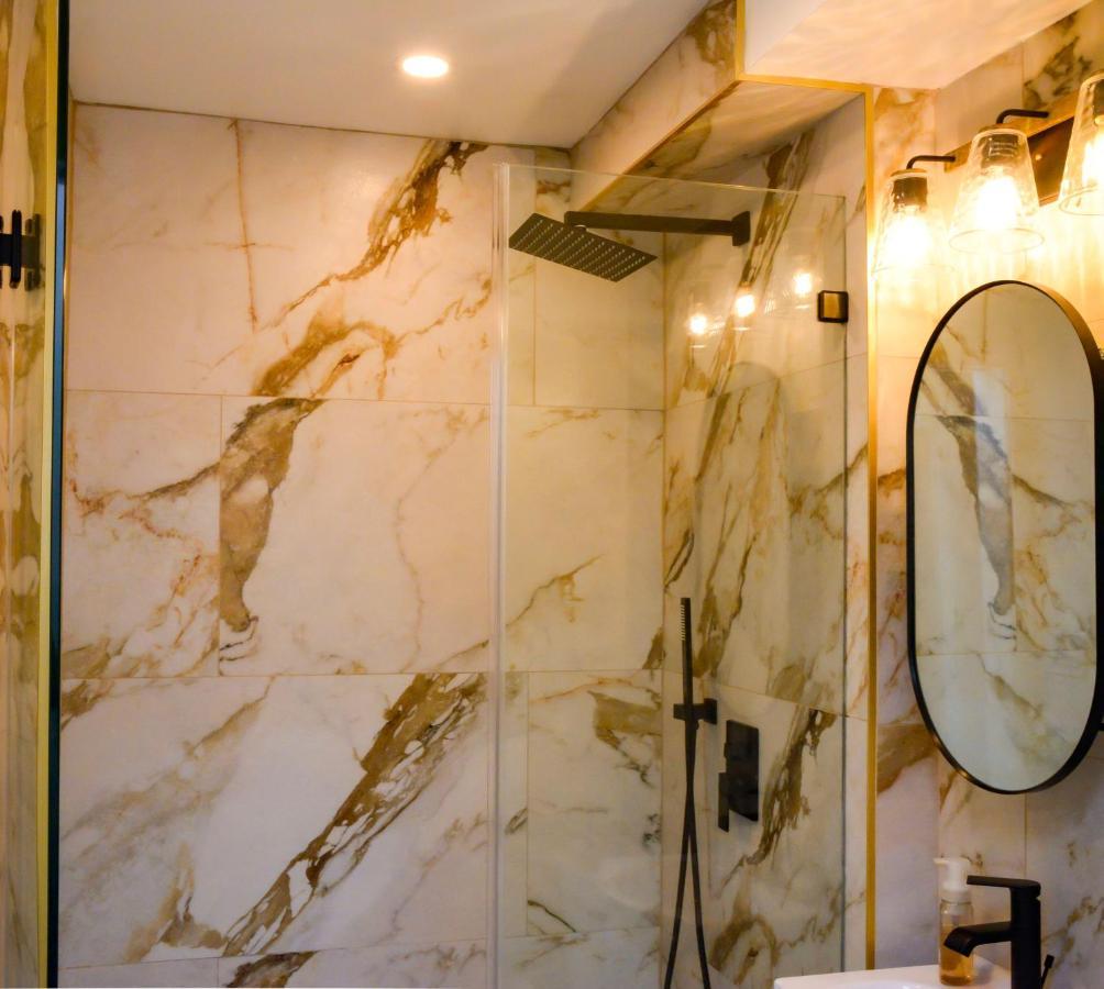 Modern Two Bedroom Condo - Boston Stoneham المظهر الخارجي الصورة
