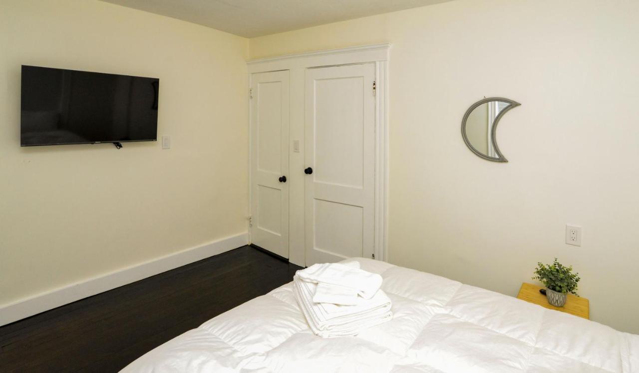 Modern Two Bedroom Condo - Boston Stoneham المظهر الخارجي الصورة