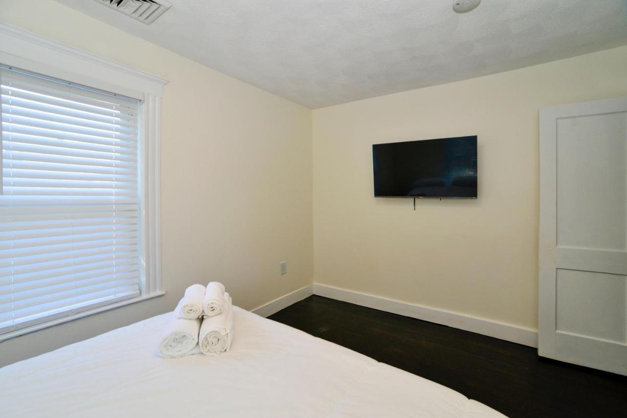 Modern Two Bedroom Condo - Boston Stoneham المظهر الخارجي الصورة