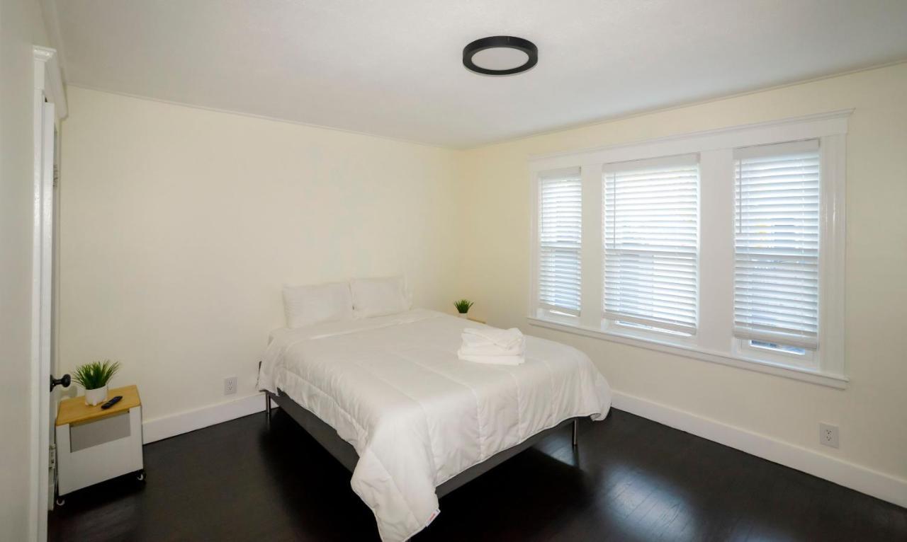 Modern Two Bedroom Condo - Boston Stoneham المظهر الخارجي الصورة