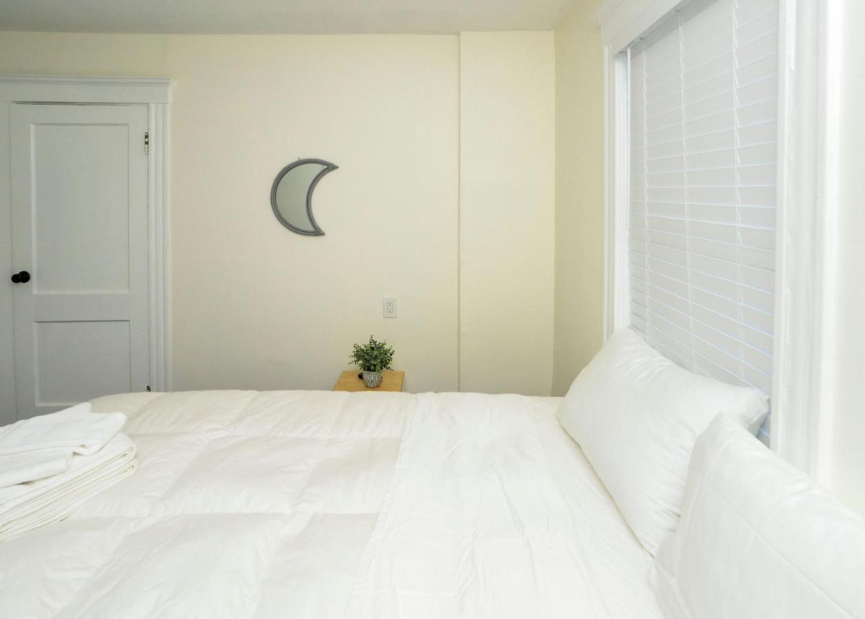 Modern Two Bedroom Condo - Boston Stoneham المظهر الخارجي الصورة
