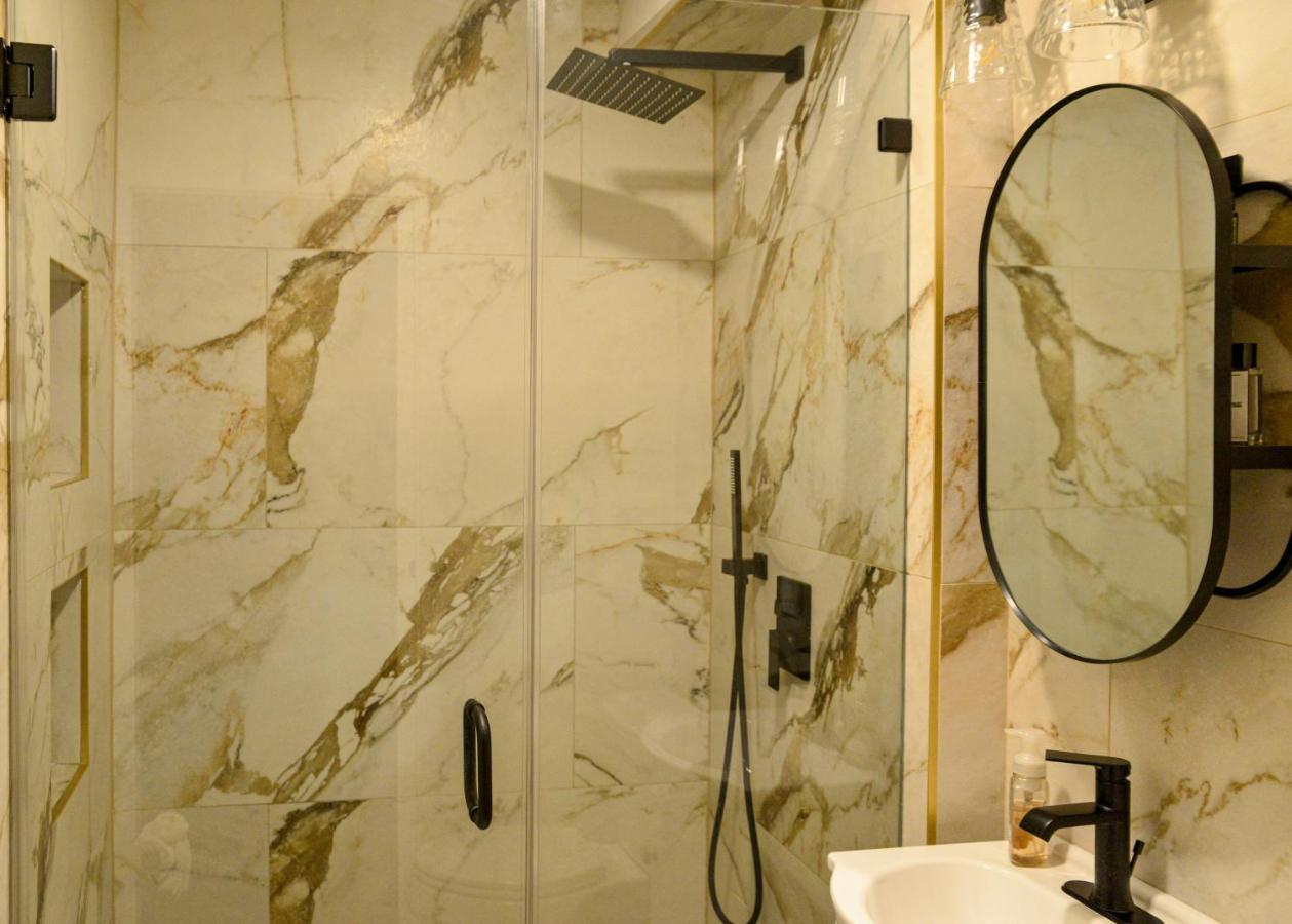 Modern Two Bedroom Condo - Boston Stoneham المظهر الخارجي الصورة